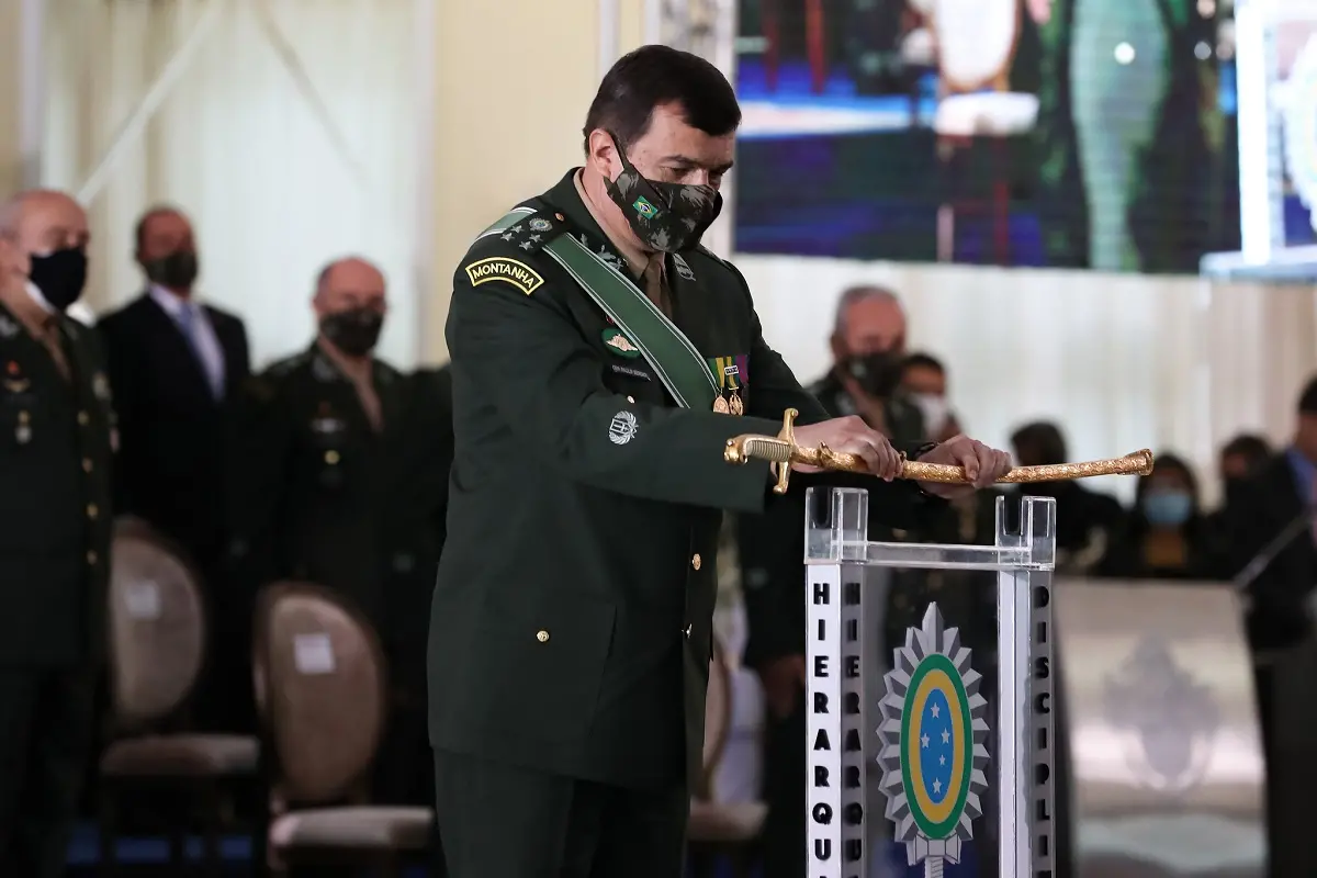 Imagem da notícia: Cearense deixa comando do Exército e assume Ministério da Defesa de Bolsonaro 