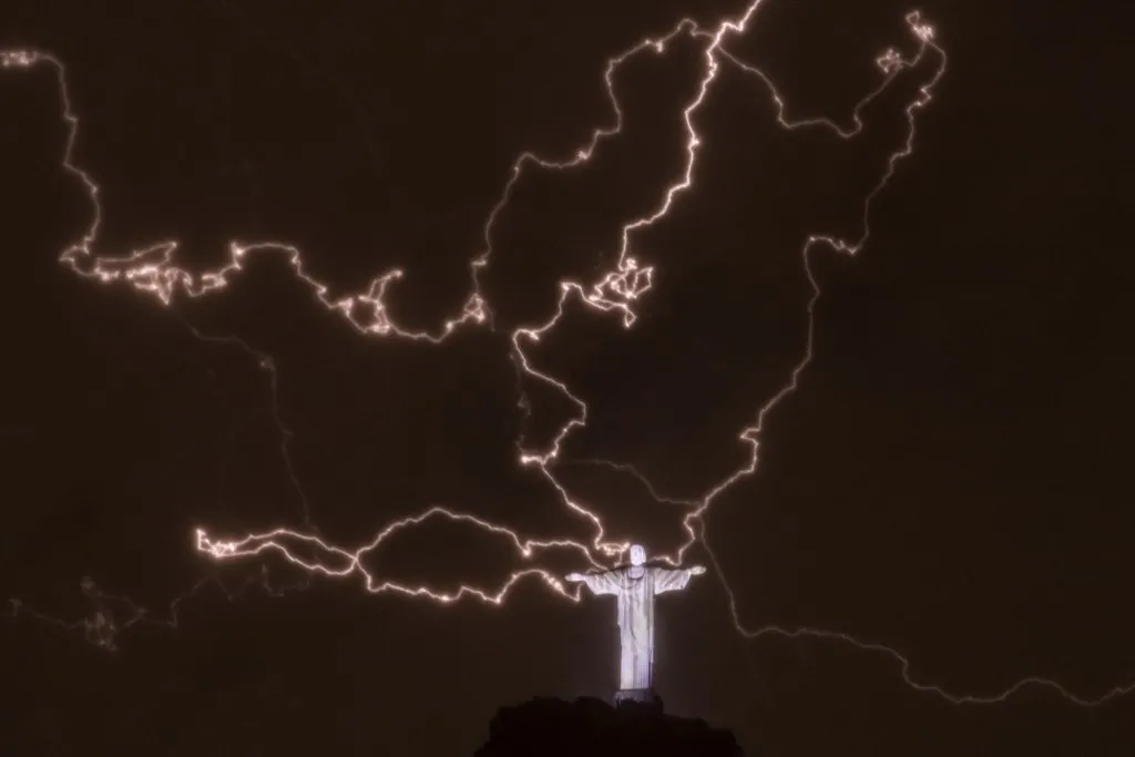 Mesmo com uma malha de para-raio, o Cristo Redentor por vezes é atingido por um raio na estrutura de pedra