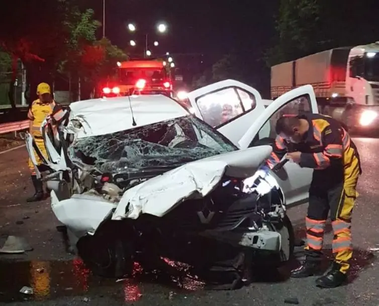 Imagem da notícia: Novas fotos mostram carro destruído e Rodrigo Mussi sendo socorrido após acidente 