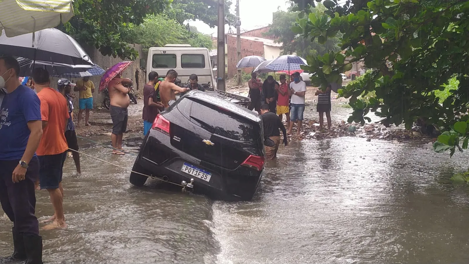 Veículo quebrado durante as fortes chuvas que banharam Fortaleza nos últimos dias