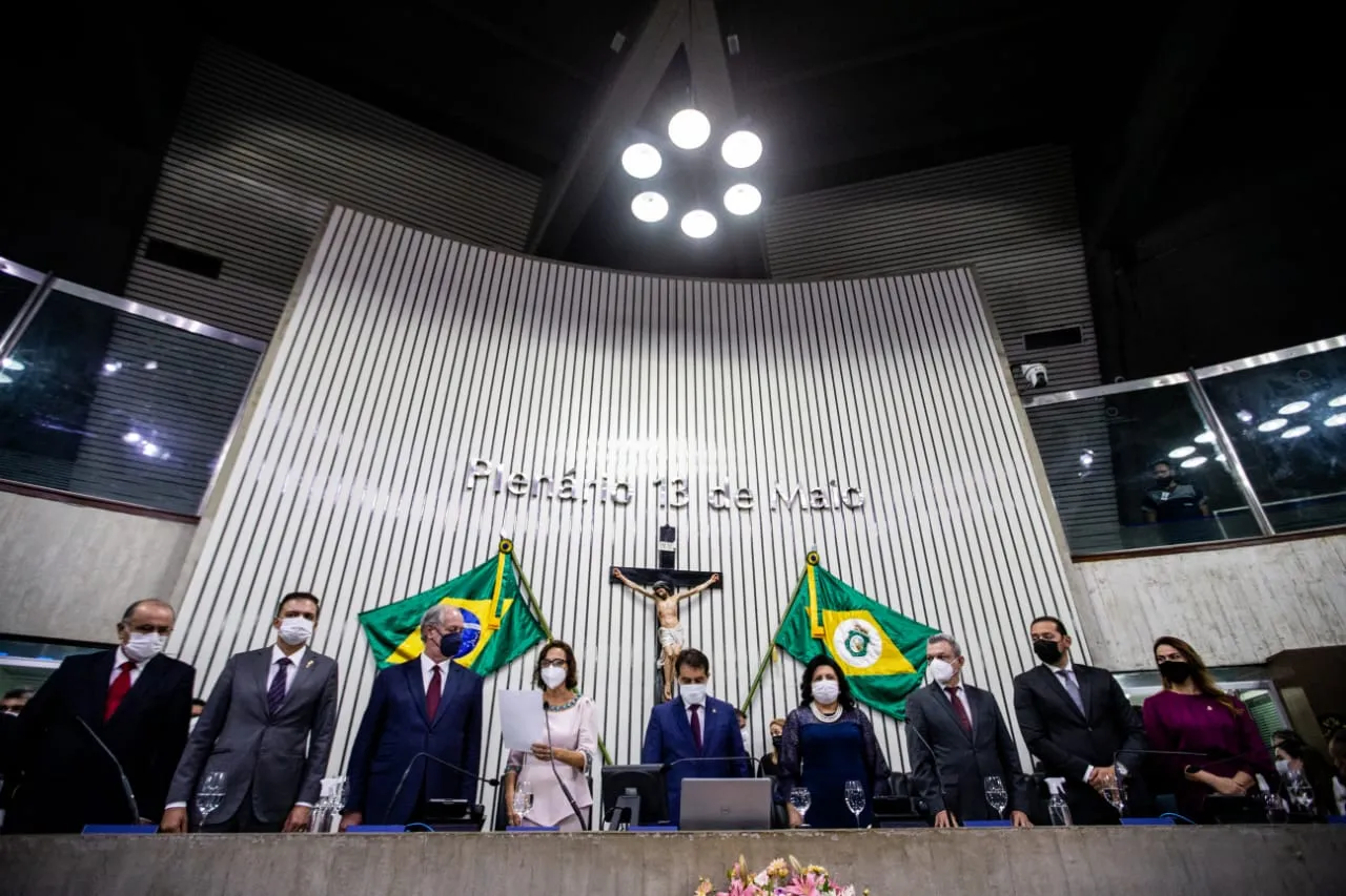 Izolda Cela durante leitura do termo de posse na Assembleia Legislativa do Ceará