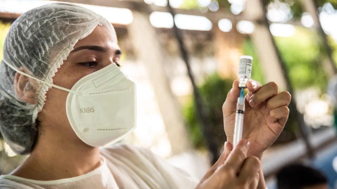 Imagem da notícia: Só 33 cidades do Ceará atingiram 70% de dose de reforço e poderiam tirar máscaras em áreas fechadas