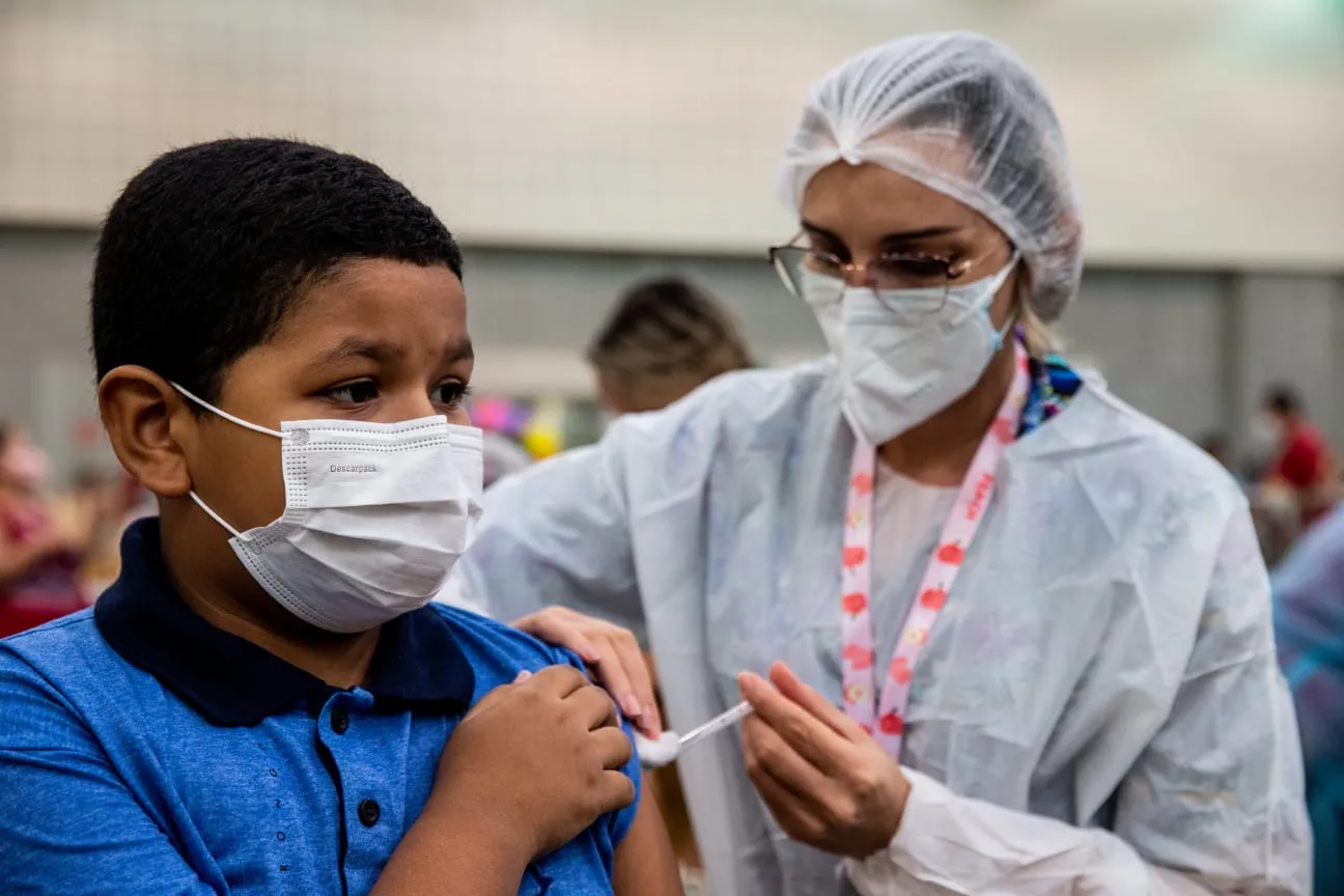 Os pequenos que ainda não tomaram a vacina contra a Covid devem receber o imunizante da gripe depois