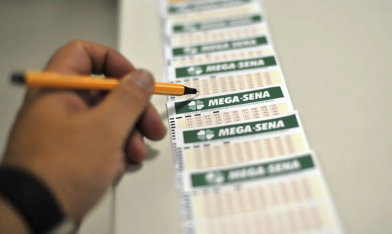 Imagem da notícia: Mega-Sena premia de faxineiras a executivos e provoca briga em empresa de SP