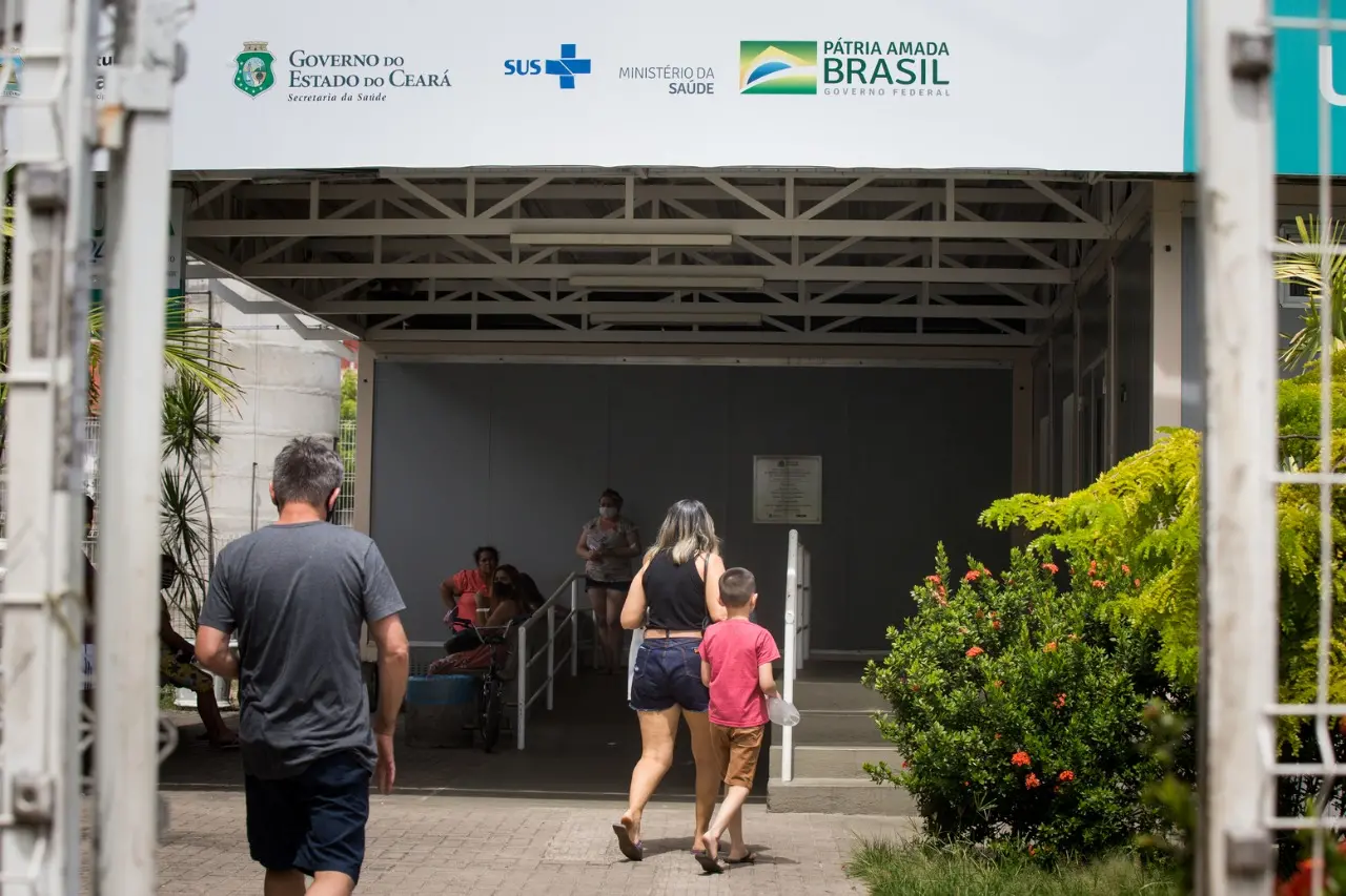 Imagem da notícia: Casos de Covid-19 reduzem 99% no Ceará entre janeiro e março; mortes diminuem 87%