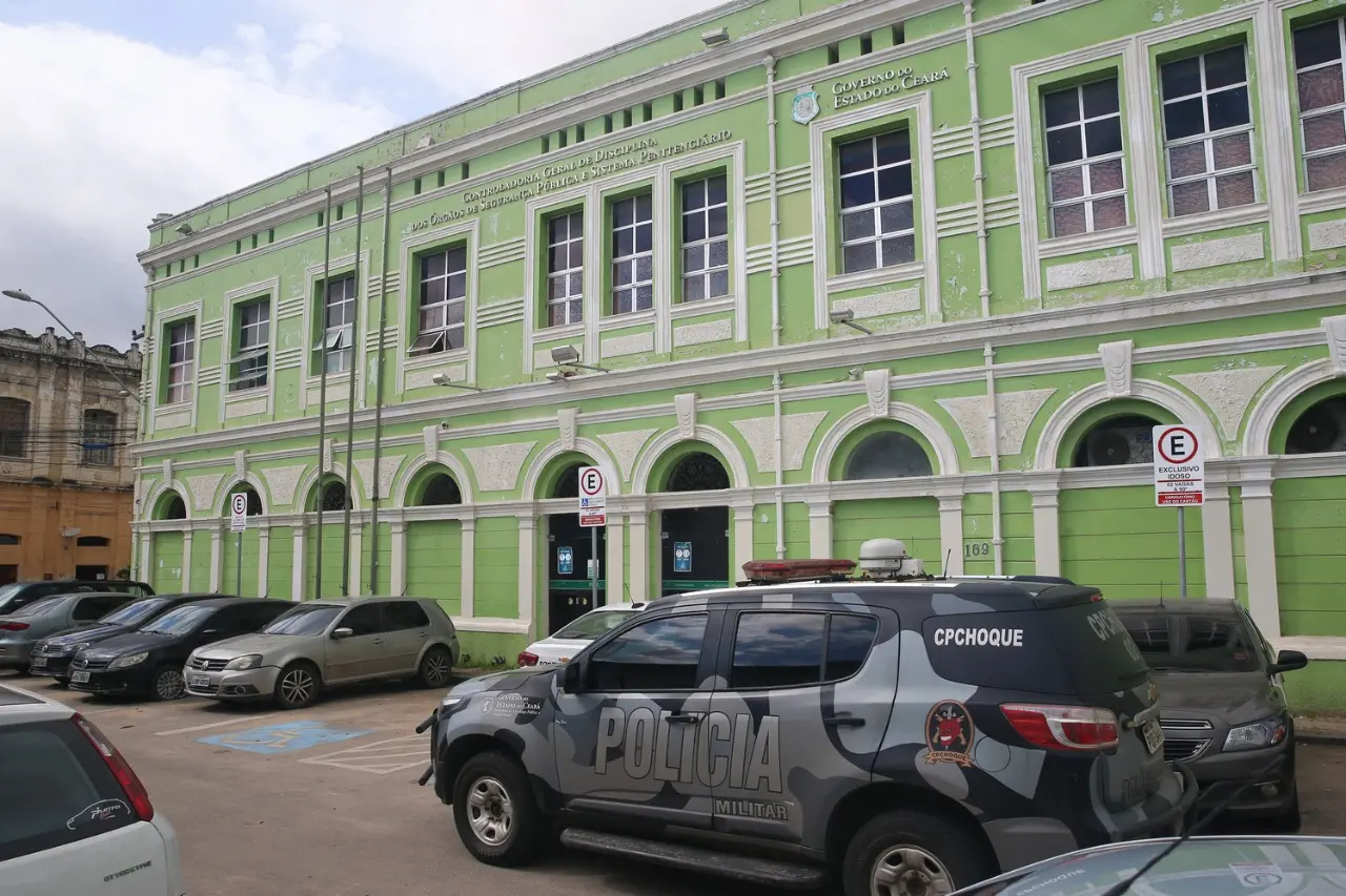 Imagem da notícia: Policial militar é acusado de atirar contra a casa de outro PM em Fortaleza