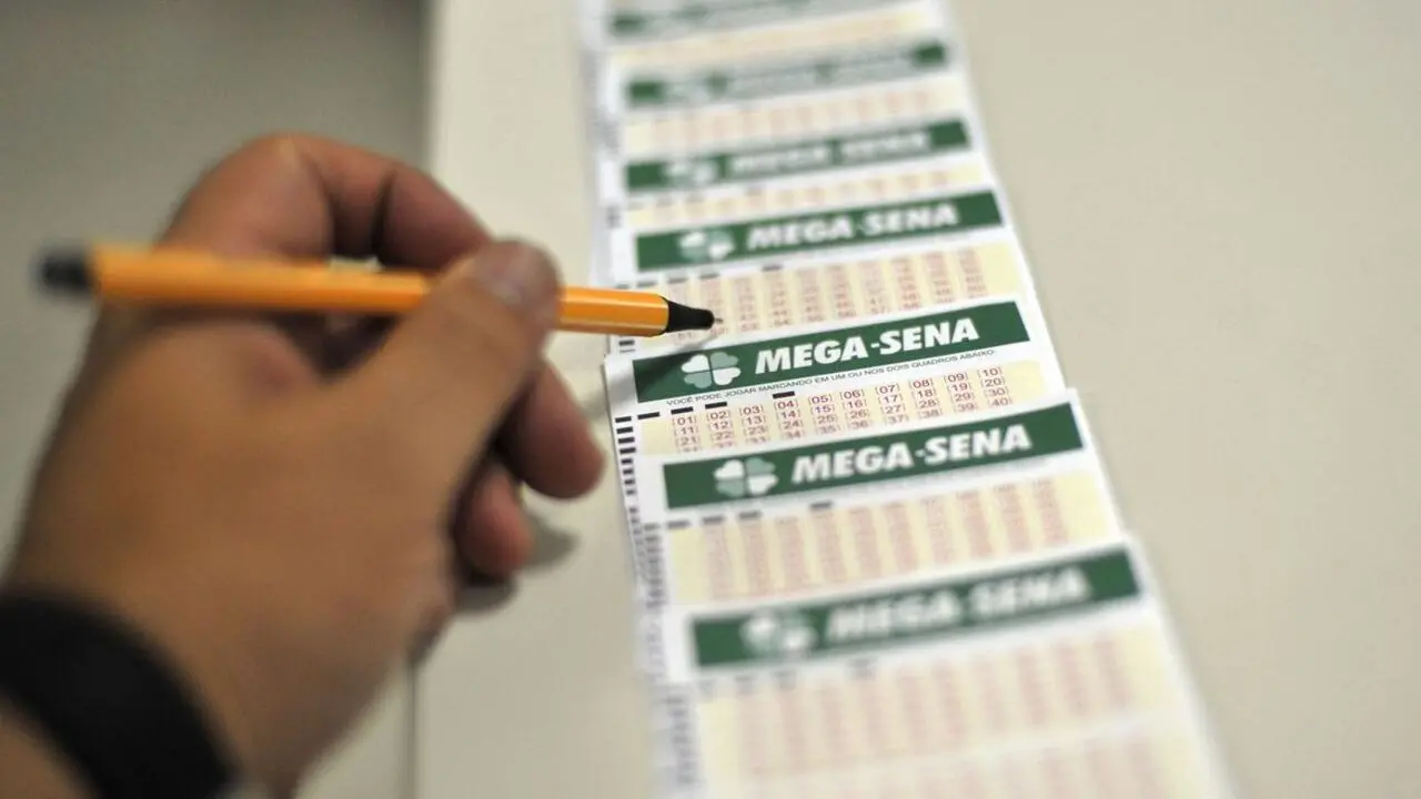 Imagem da notícia: Funcionária de lotérica que premiou 44 na Mega-Sena em SP disse que autor do bolão prometeu carro