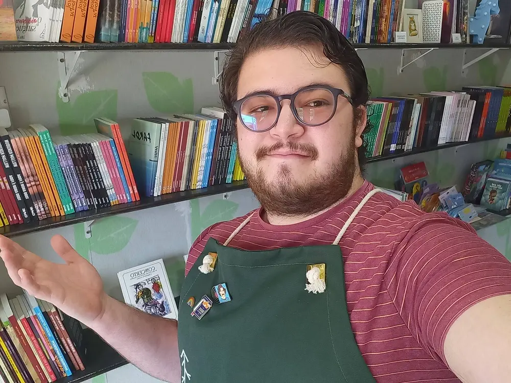 Imagem da notícia: A história do livreiro de 25 anos que transformou garagem em livraria no interior do Ceará