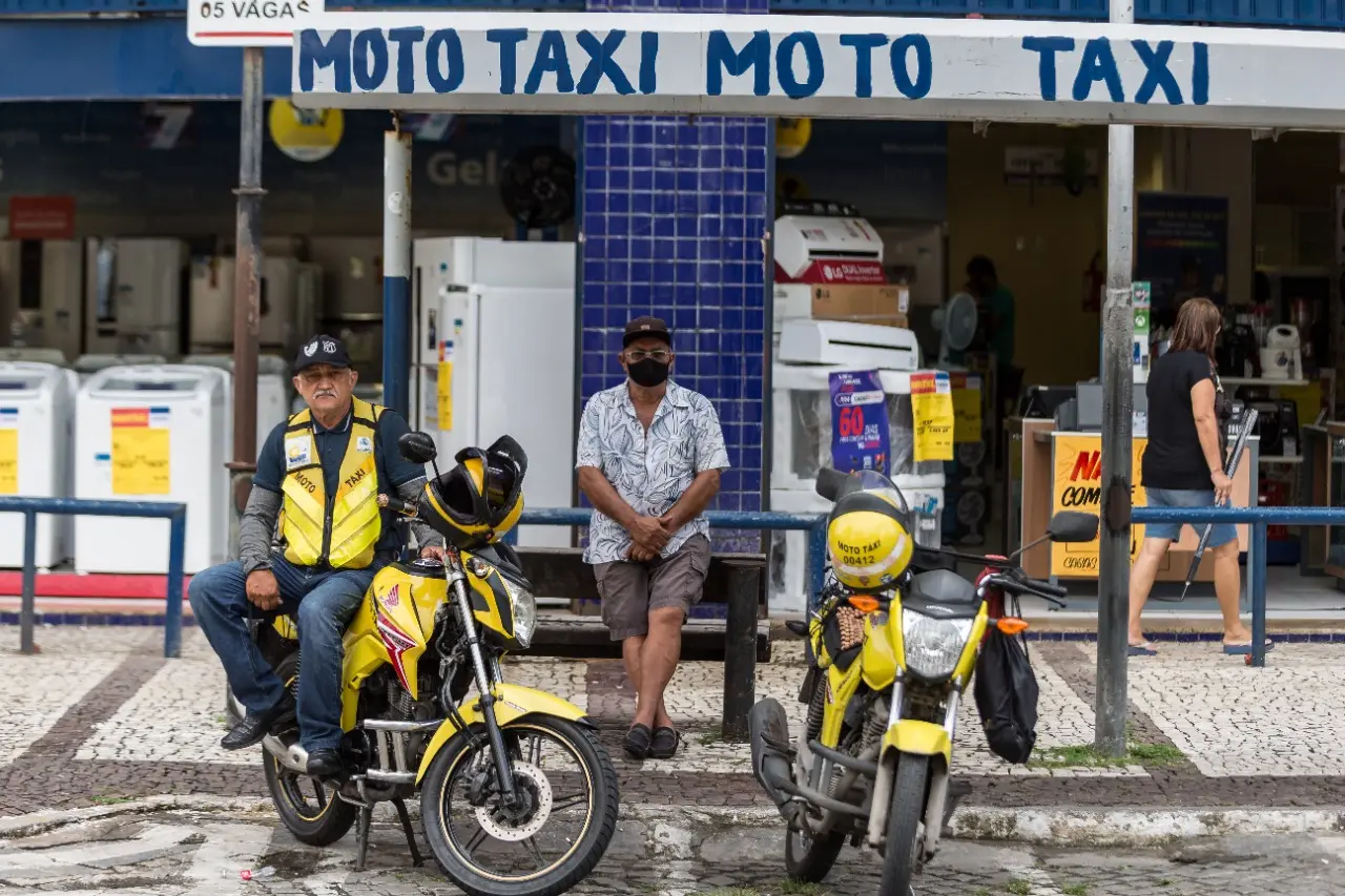 Imagem da notícia: Mototaxistas de Fortaleza relatam impactos de aplicativos: “fazia 20 corridas por dia, hoje nem 10”