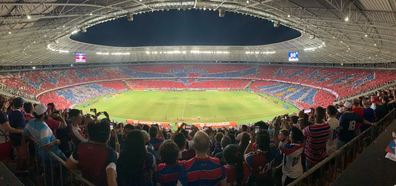 Imagem da notícia: Torcida do Fortaleza faz mosaico permanente no Castelão lotado contra o Colo-Colo; veja imagens