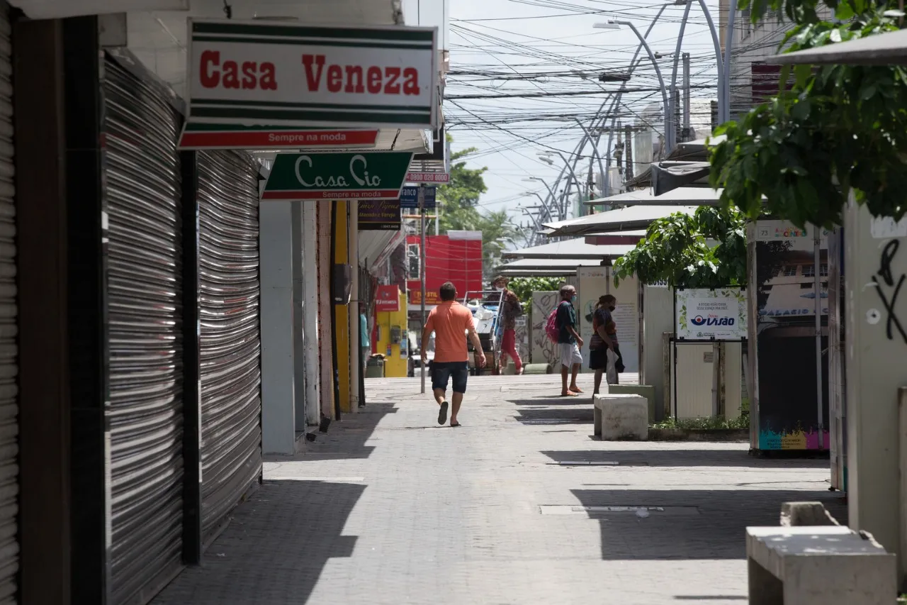 Mesmo com as restrições, população manteve circulação na rua para além dos serviços essenciais