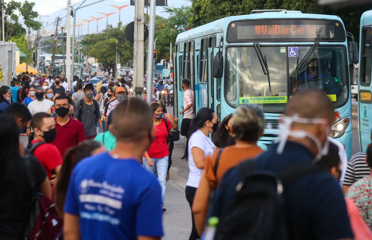 Parcela da população não pode evitar aglomerações pela necessidade de ir trabalhar