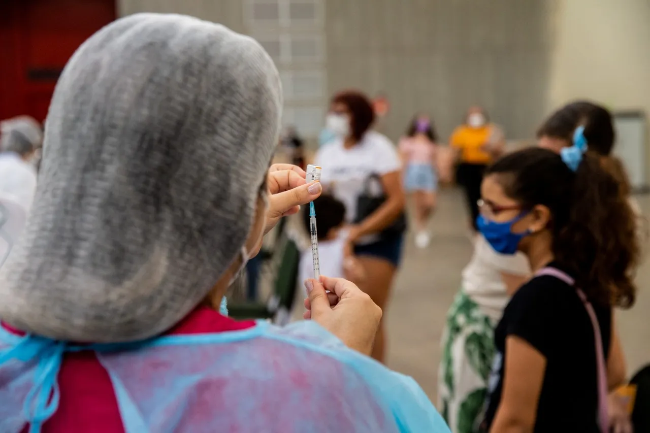 Reforço vacinal é fundamental para elevar proteção contra formas graves e mortes pela doença