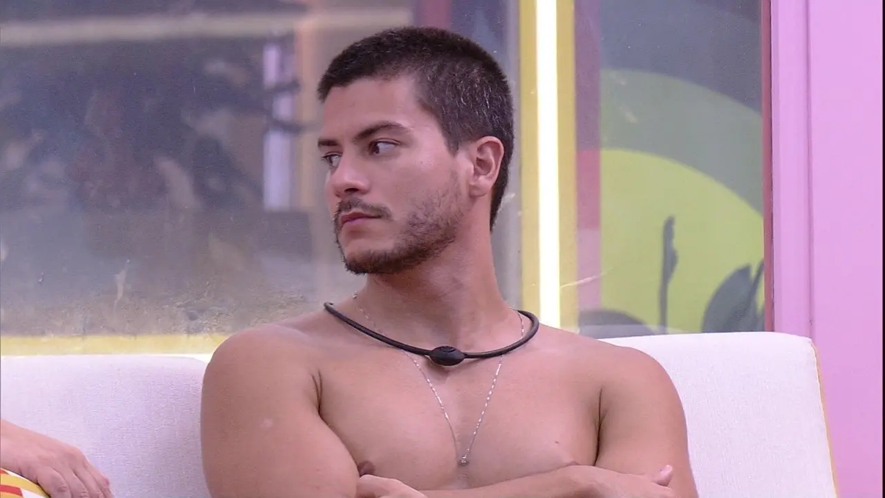 Imagem da notícia: Arthur Aguiar opina que Linn da Quebrada foi eliminada do BBB 22 por conta dele