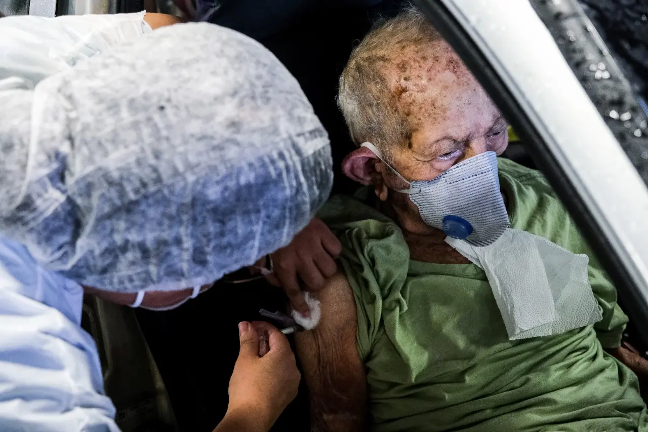 Imagem da notícia: Em 9 dias, quase 20% dos idosos aptos já tomaram a 4ª dose da vacina contra a Covid no Ceará