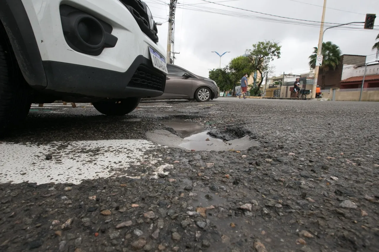 Além dos danos aos veículos, buracos na via podem causar acidentes