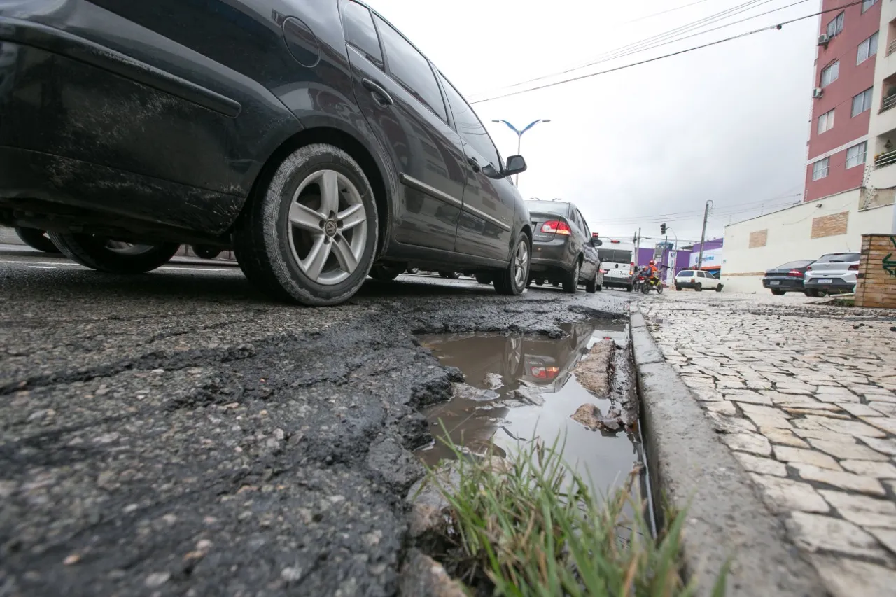 A Prefeitura de Fortaleza informou que tem executado uma força-tarefa para serviços de reparo na pavimentação de ruas e avenidas