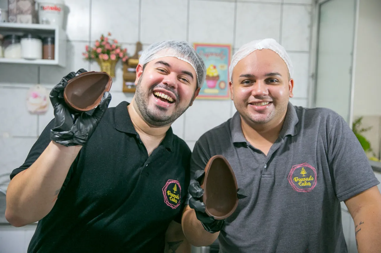 O casal Leonardo e Diego comanda a confeitaria