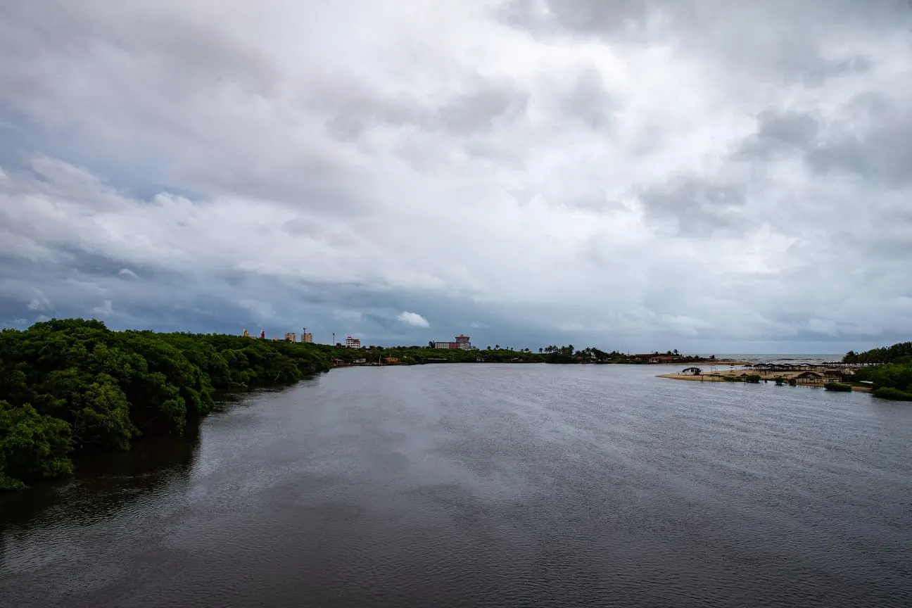 Trecho do Rio Cocó, próximo ao encontro com o mar da Praia da Sabiaguaba, em Fortaleza