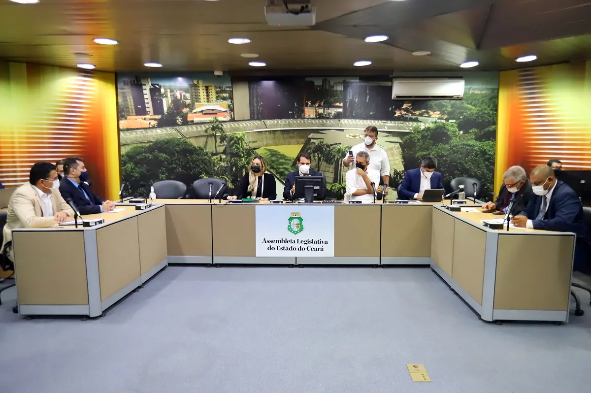 Imagem da notícia: Oposição se articula e tumultua foco do depoimento de Reginauro na CPI da AL-CE; veja destaques