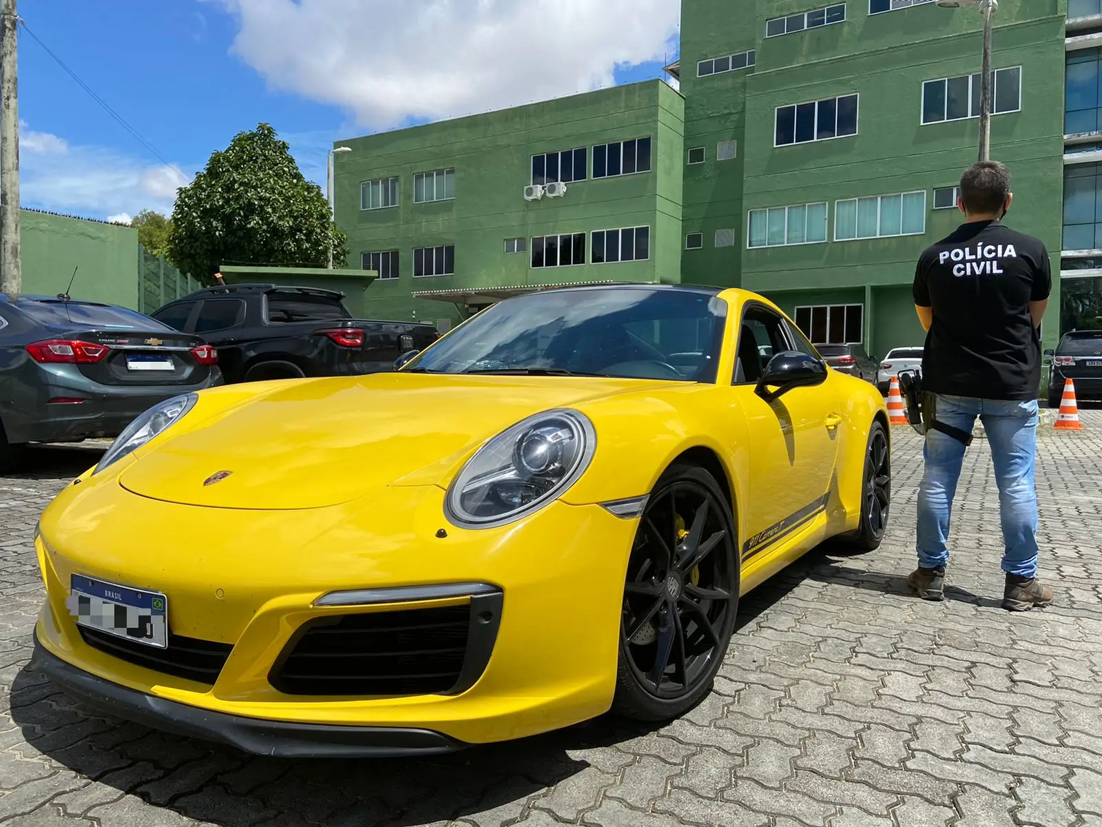 Imagem da notícia: Casal é preso no CE com carros de luxo avaliados em R$ 1,4 milhão e ouro em operação interestadual