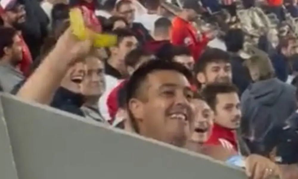 Imagem da notícia: Torcedor do River Plate joga banana para torcida do Fortaleza no Monumental de Núñez