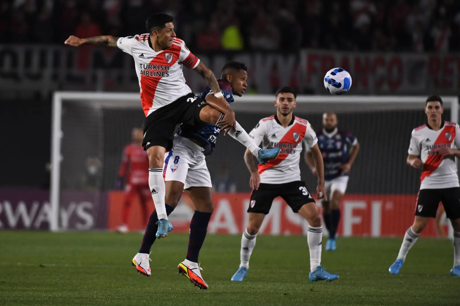 Imagem da notícia: Análise: Erros individuais e chances perdidas custam caro ao Fortaleza contra o River