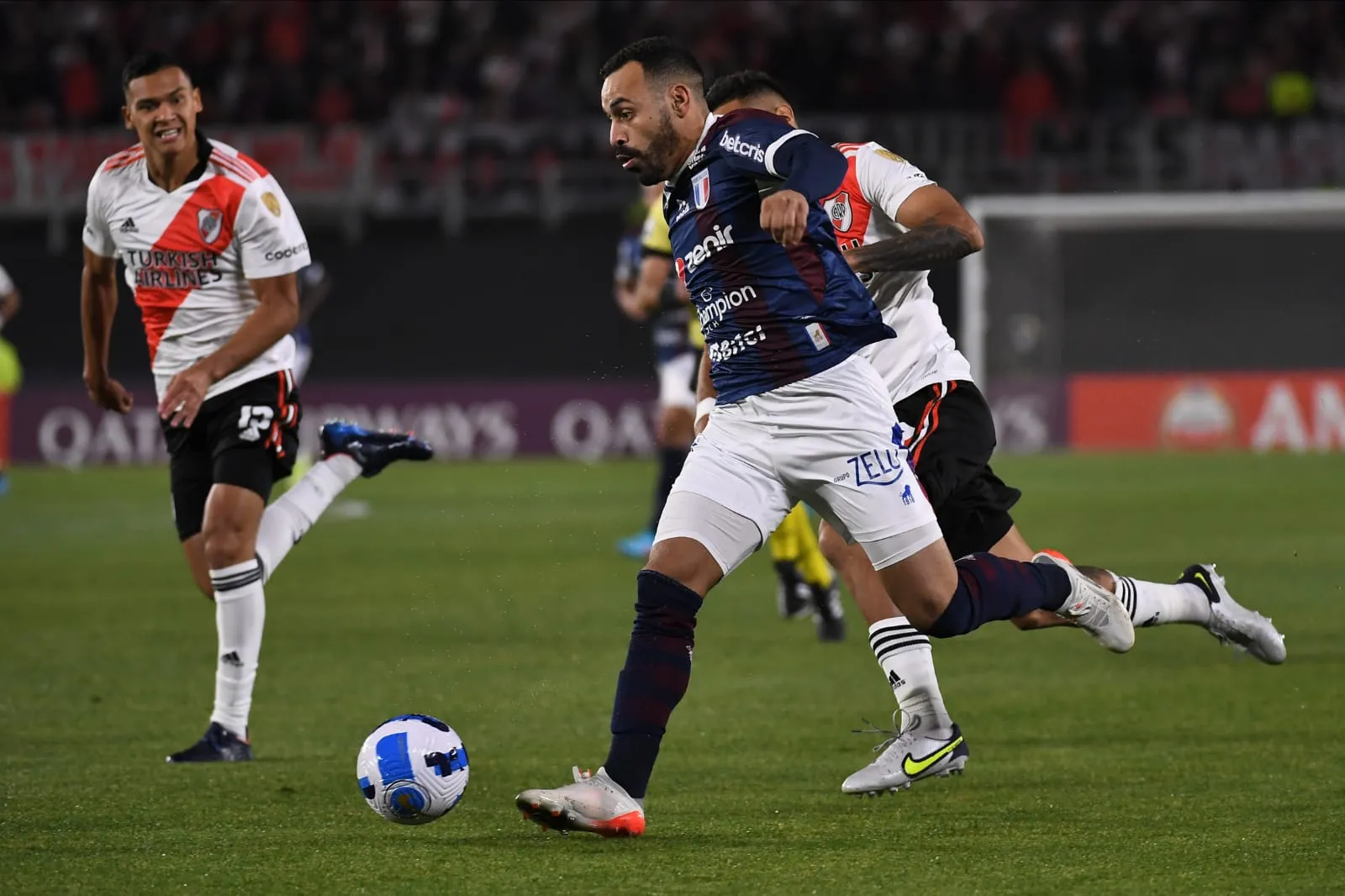 O Fortaleza perdeu chances de gols claras no Monumental de Nuñez e acabou derrotado