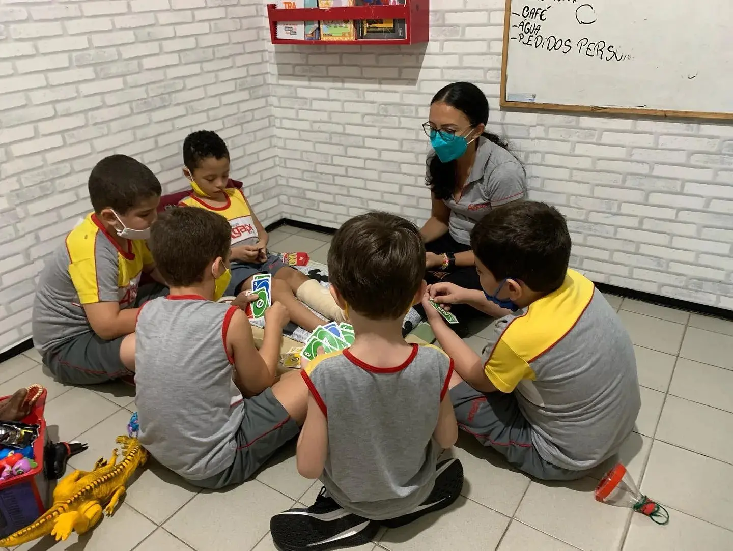 Imagem da notícia: Menino de 6 anos quebra a perna e escola leva turma para ter aula na casa dele, no Ceará