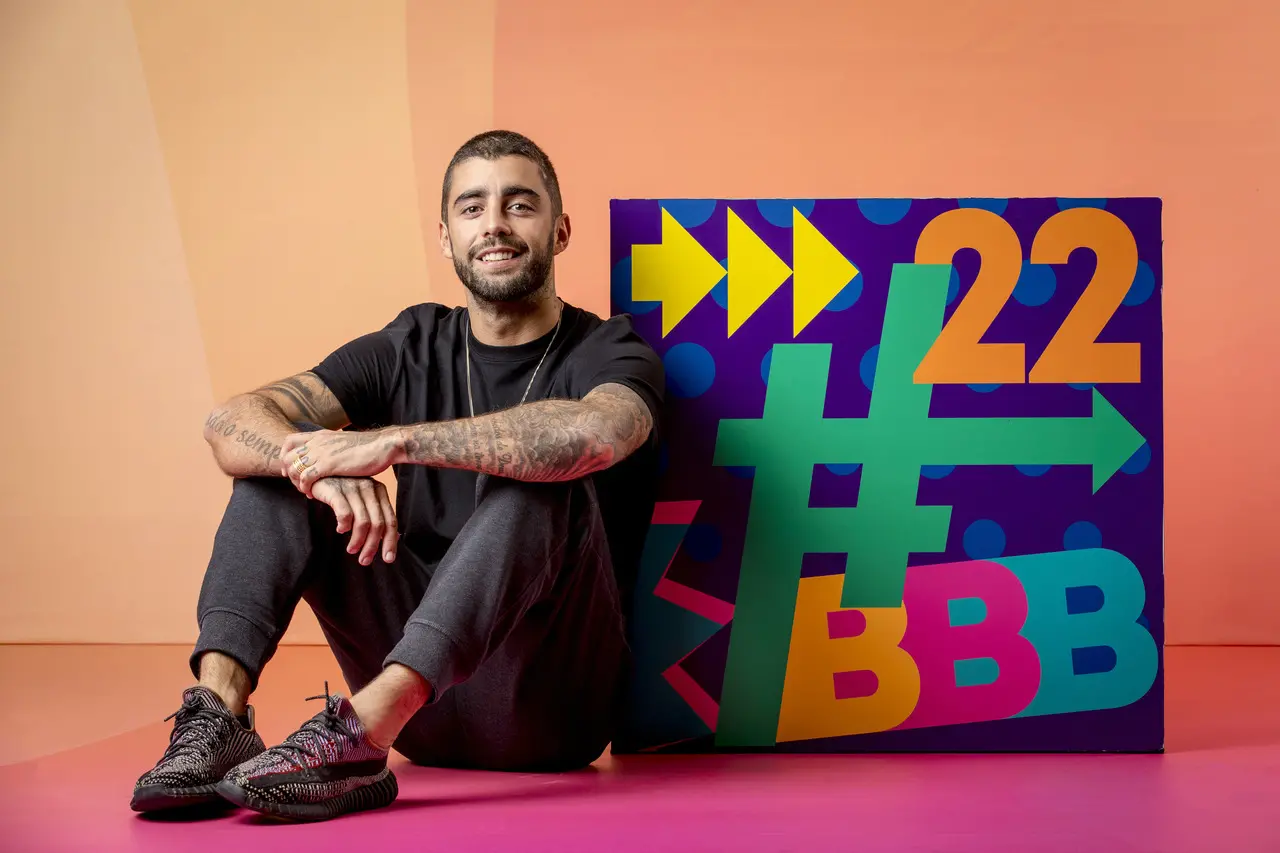 Imagem da notícia: Pedro Scooby canta sua música tema no BBB 22 e web reage: 'até ouvindo fica brisando'