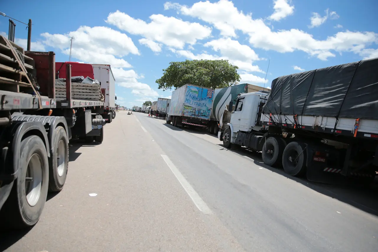 Imagem da notícia: Caminhoneiros vão recorrer de decisão sobre política de preços da Petrobras