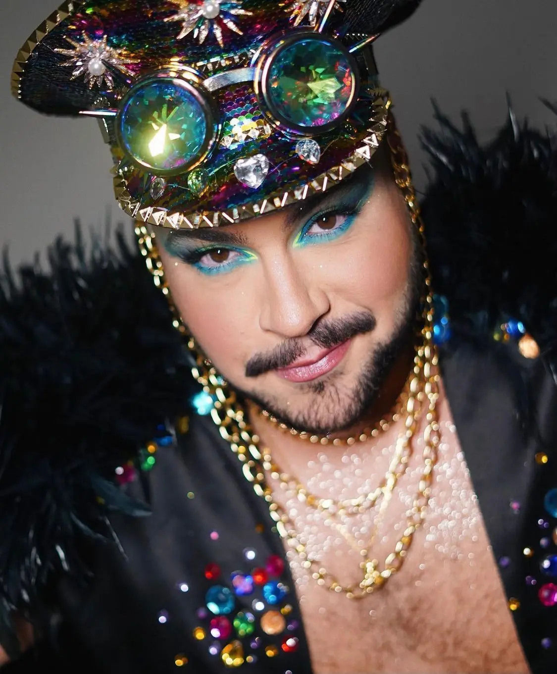 Imagem da notícia: Tiago Abravanel promove show, reúne ex-brothers no palco e detona BBB22: 