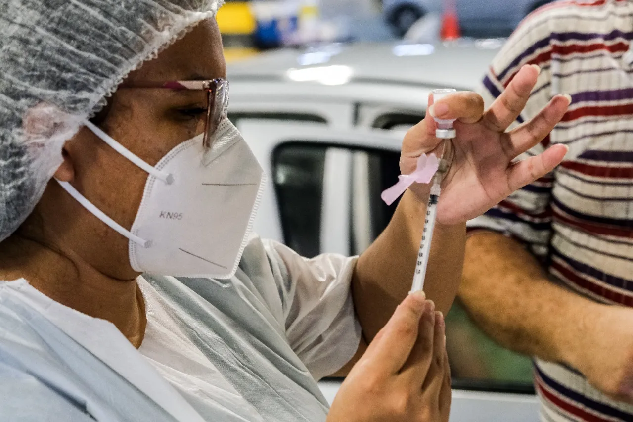 Imunização com dose de reforço garante proteção maior contra formas graves e mortes por Covid