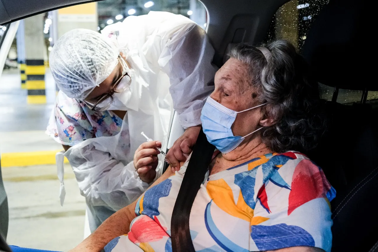 Idosos com mais de 80 anos e pessoas com imunossupressão devem receber duas doses de reforço para manter defesa contra a doença