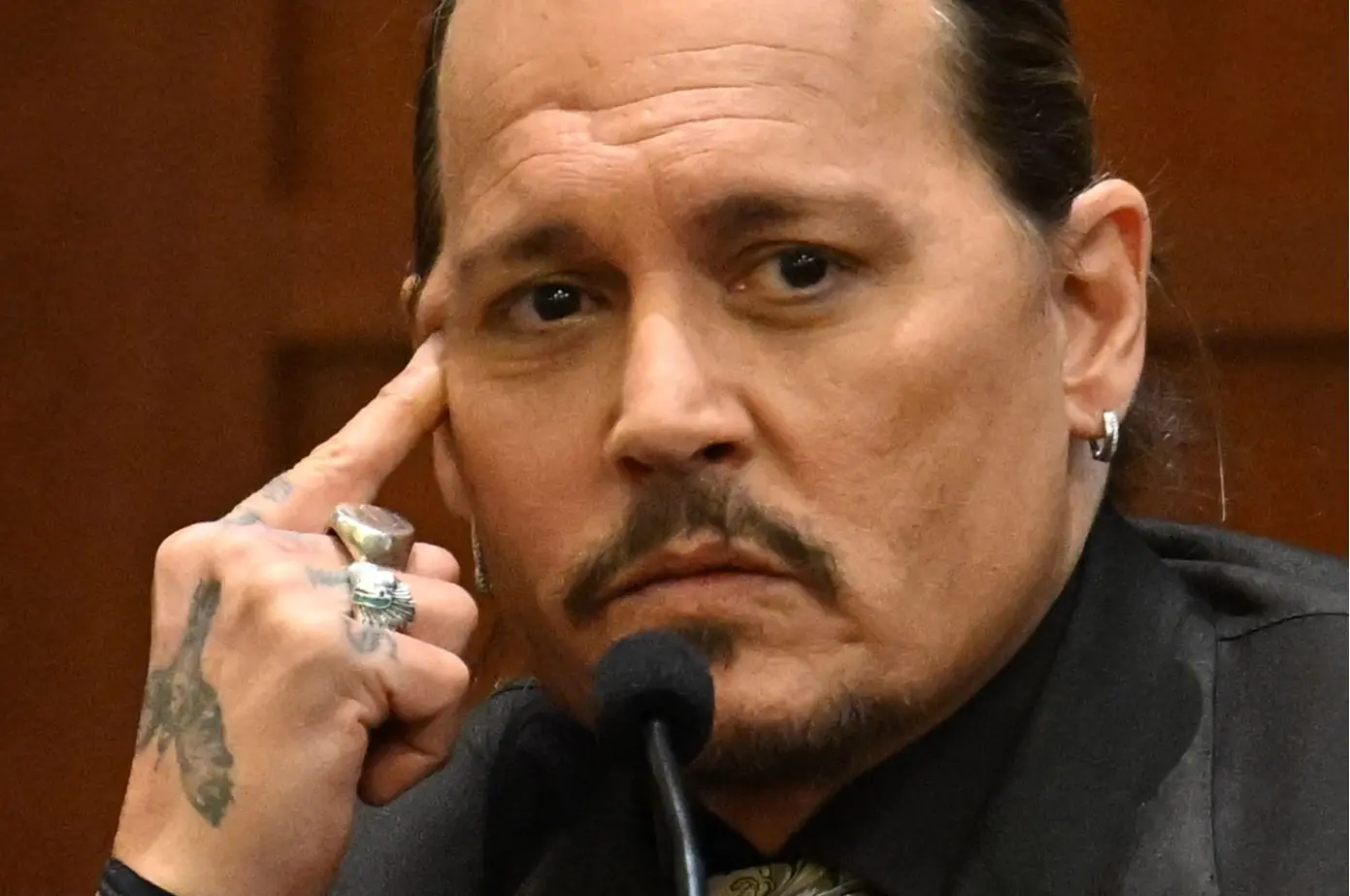 Imagem da notícia: Johnny Depp nega agressão a Amber Heard durante julgamento: 'acusação perturbadora'