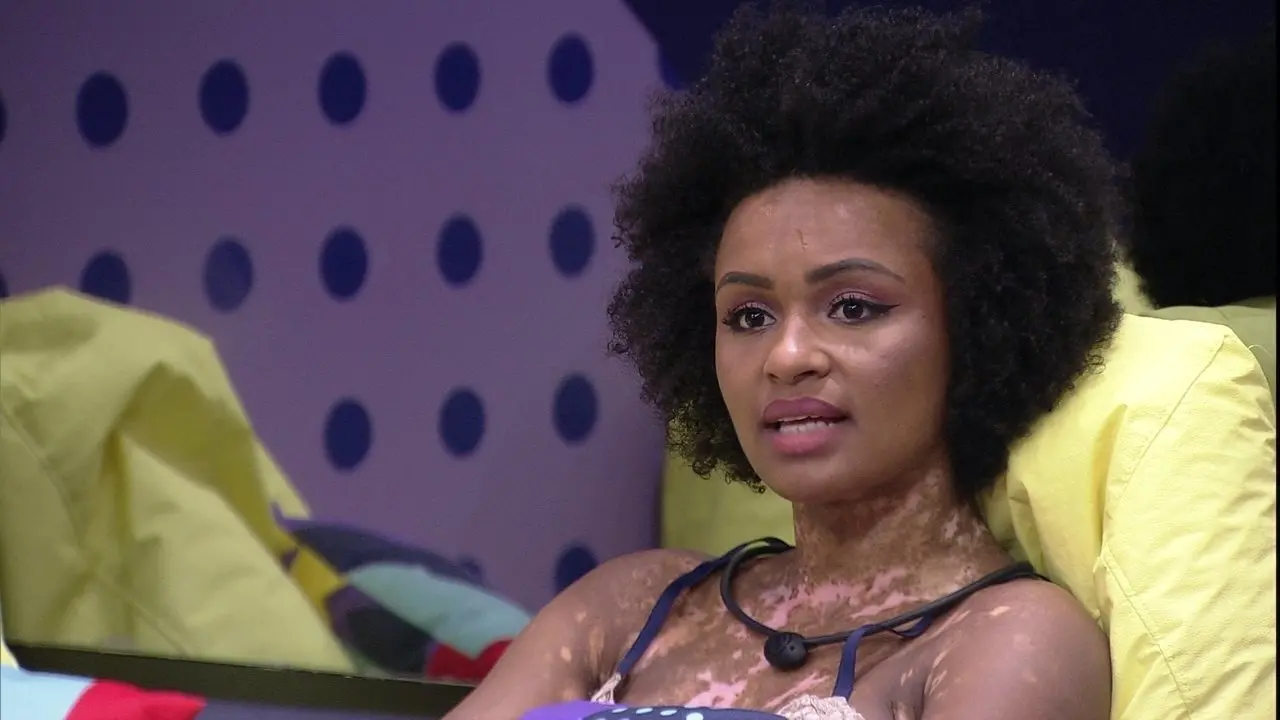 Imagem da notícia: Ex-BBB 22 Natália Deodato alisa cabelo e aparece com novo visual nas redes; veja