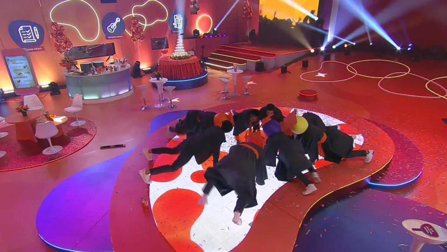 Imagem da notícia: Brothers fazem coreografia de 'Envolver', de Anitta, em festa do BBB 22