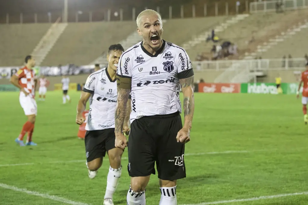 Vina comemora gol pelo Ceará