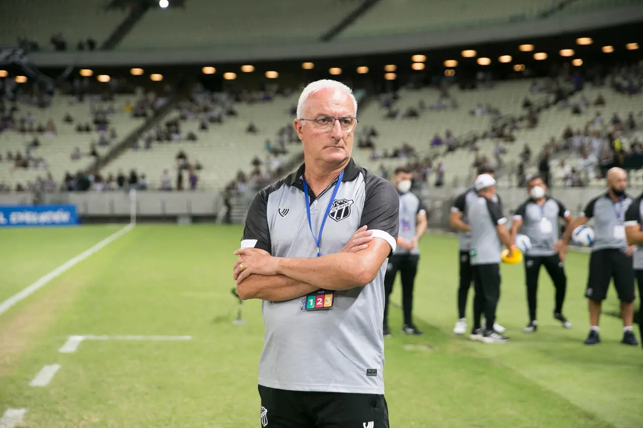Imagem da notícia: Dorival Júnior explica rodízio no Ceará e elogia Vina: “faz a diferença”