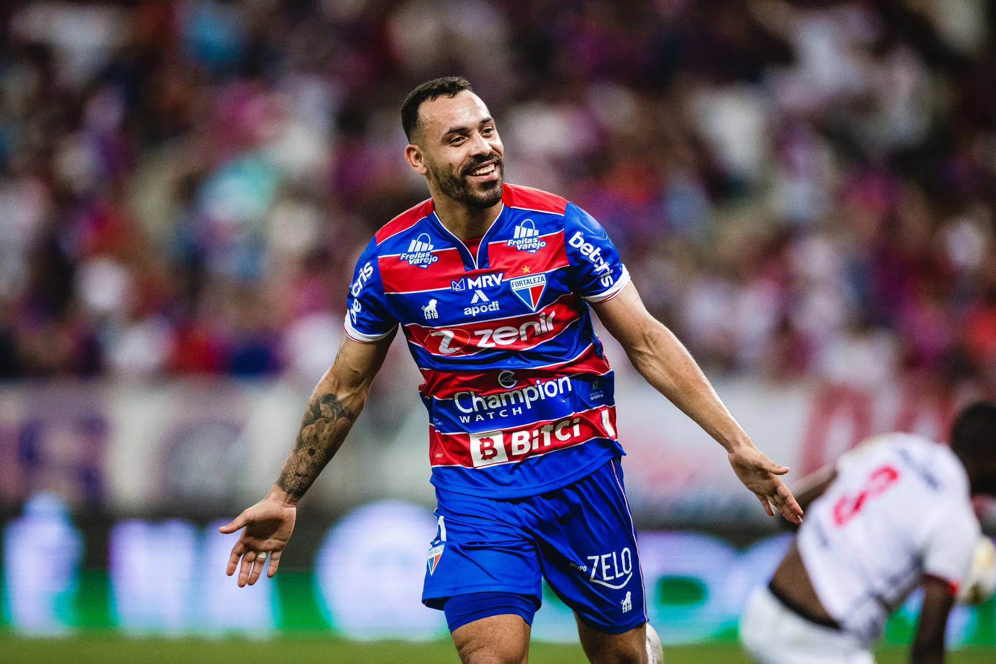 Moisés com a camisa do Fortaleza