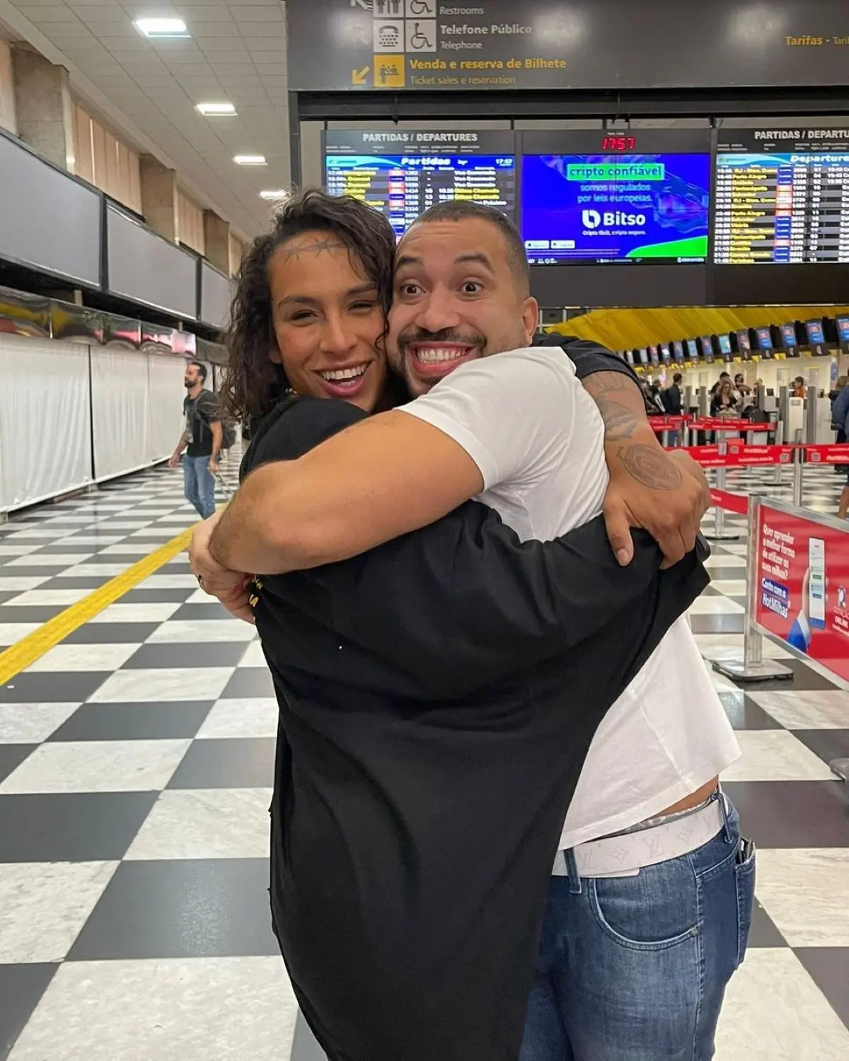 Imagem da notícia: Gil do Vigor e Linn da Quebrada se conhecem em aeroporto: 'amizade de milhões'