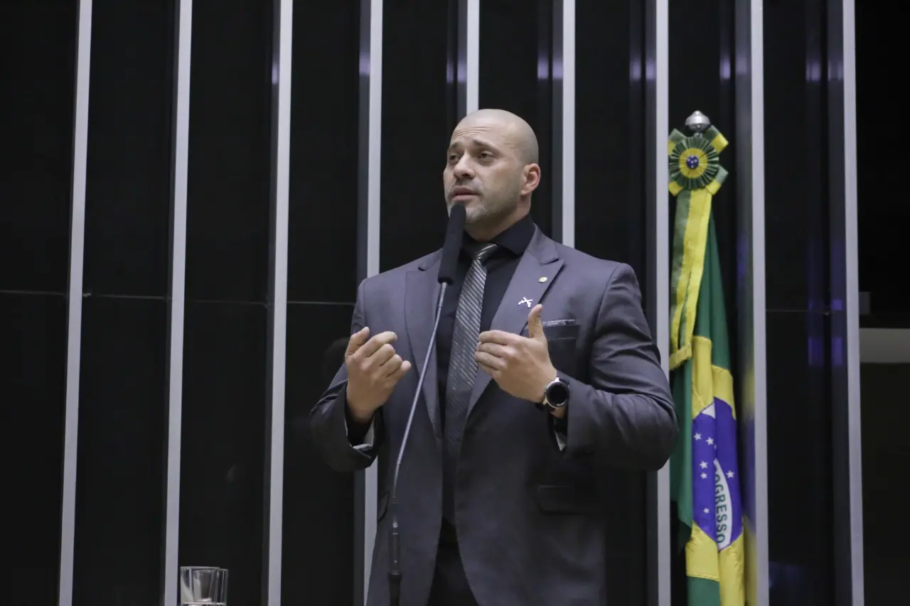 Imagem da notícia: Bolsonaro decreta perdão de pena a Daniel Silveira após condenação pelo STF; entenda a decisão 