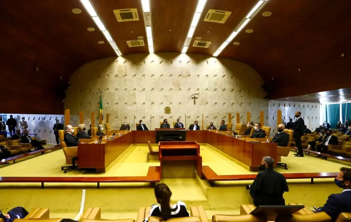 Imagem da notícia: Congressistas vão recorrer ao STF contra perdão de Bolsonaro a Daniel Silveira