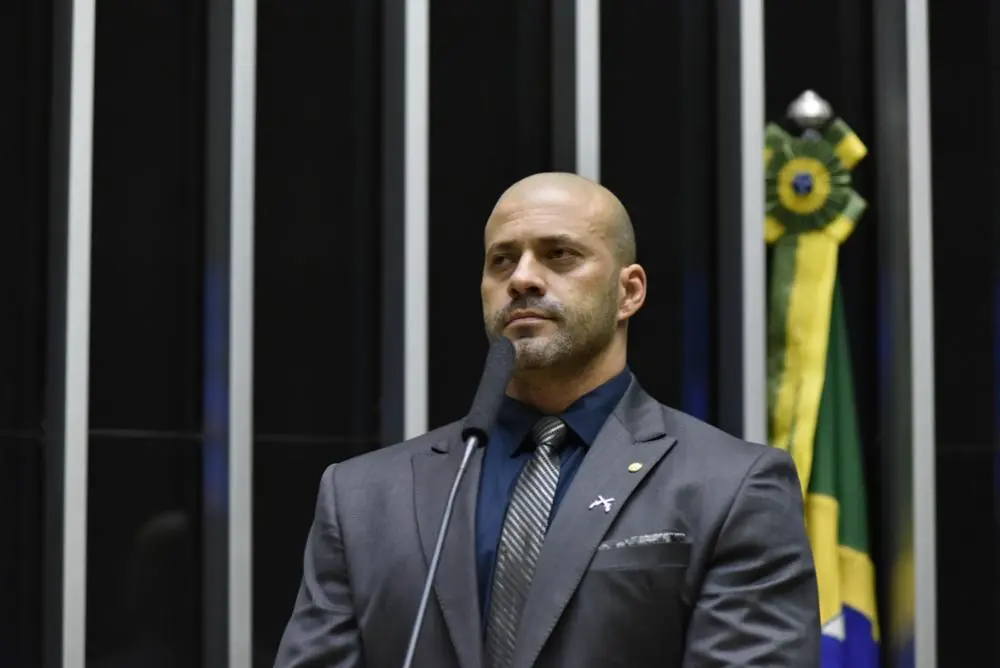 Imagem da notícia: Deputados cearenses da base e oposição se posicionam sobre indulto de Bolsonaro a Daniel Silveira