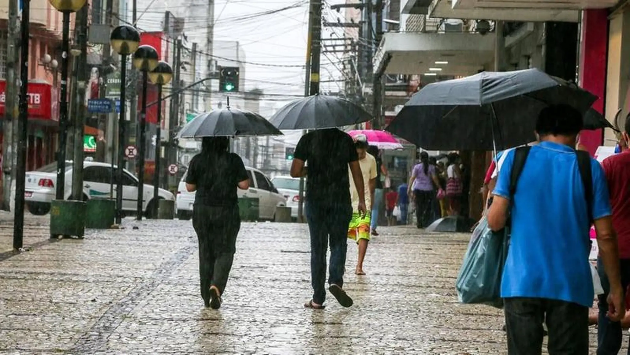Imagem da notícia: Fortaleza e outros 64 municípios do Ceará registram chuva em 24 horas; veja previsão