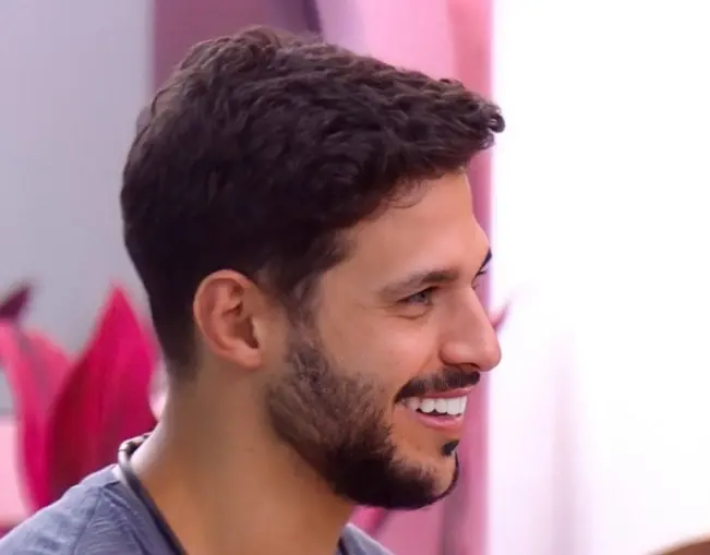 Imagem da notícia: Mais ativo, ex-BBB Rodrigo Mussi se movimenta pelo quarto e faz exercícios, diz irmão