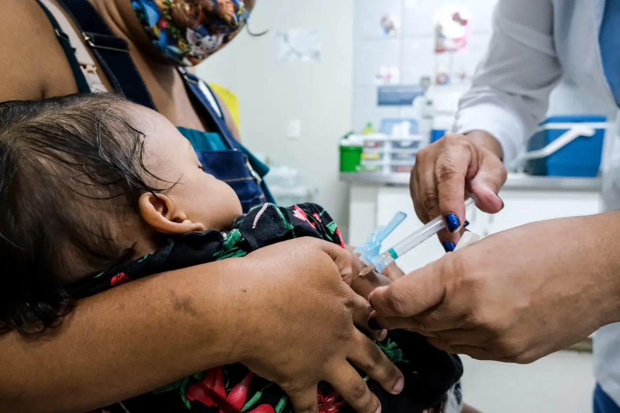 Imagem da notícia: Vacinação contra meningite não atingiu meta nos últimos 2 anos no Ceará; conheça riscos e sintomas