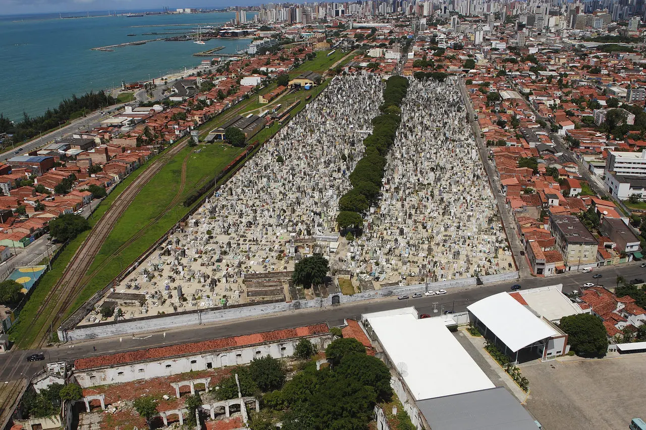 Imagem da notícia: Cemitério de Fortaleza com túmulos de Dragão do Mar a Barão de Studart aguarda tombamento há 11 anos