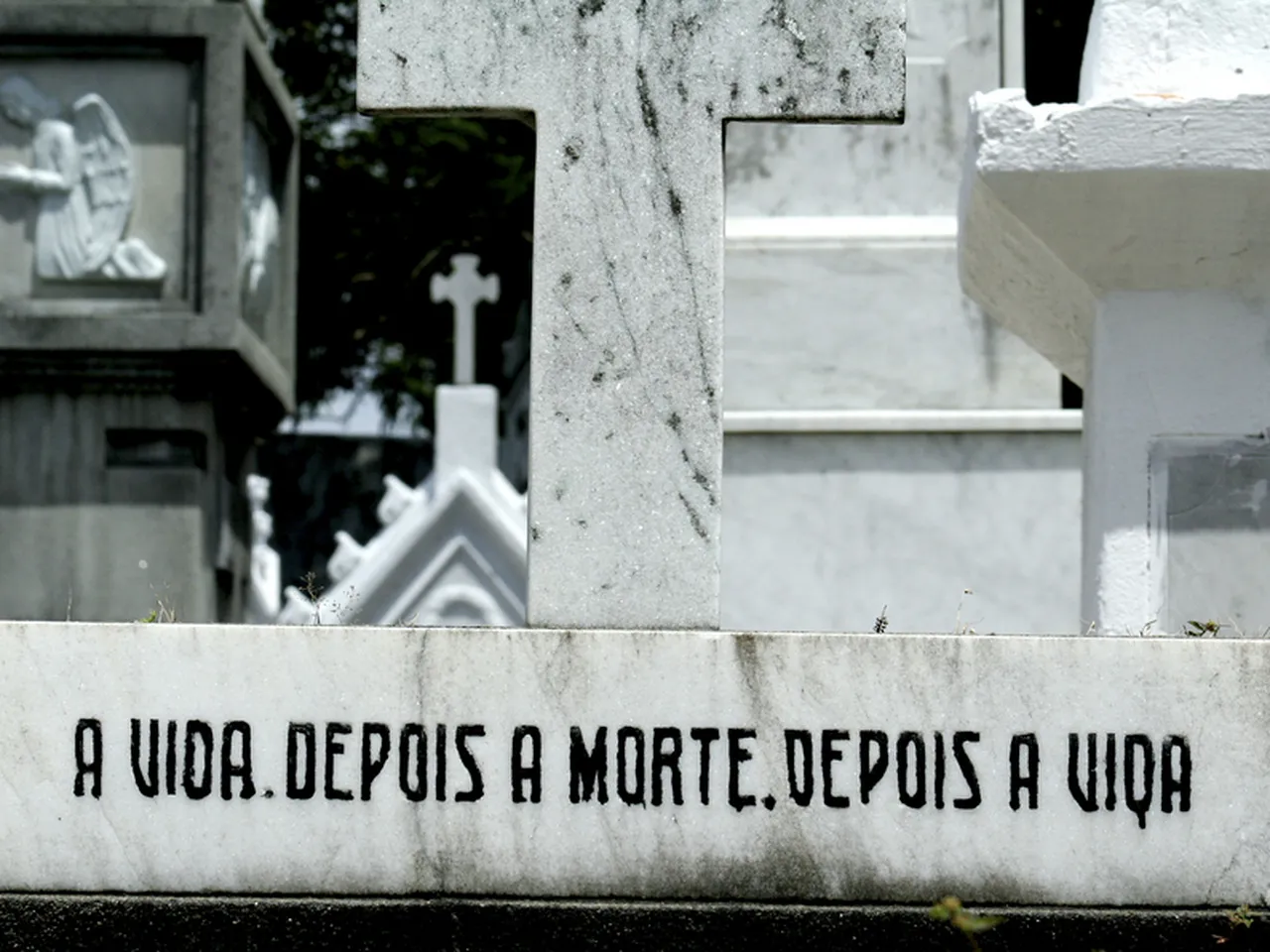 Lápide no Cemitério São João Batista