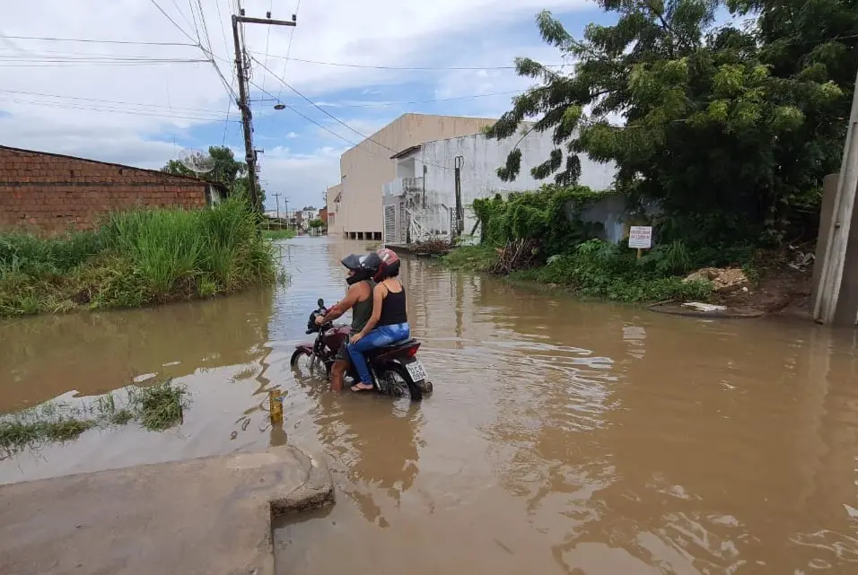 Imagem da notícia: 127 cidades cearenses estão em alerta para risco de chuvas e ventos fortes; confira lista 